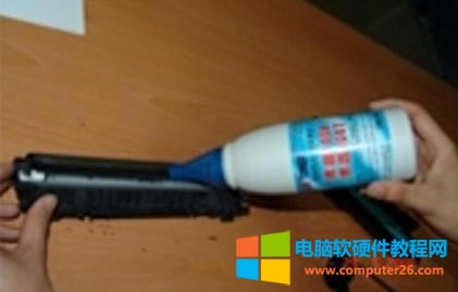 把瓶子里的碳粉搖均一下倒入粉倉里!