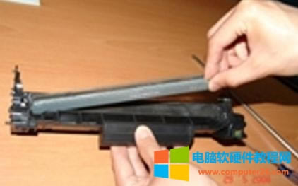 輕輕拿出刮板,并擦干凈它,不要太用力的擦,要細心點!