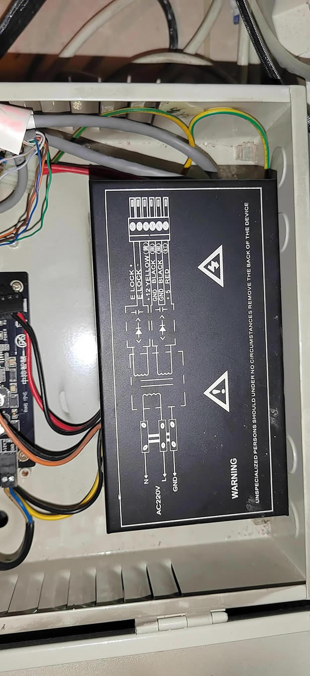 門禁控制主機內部提供12伏電源