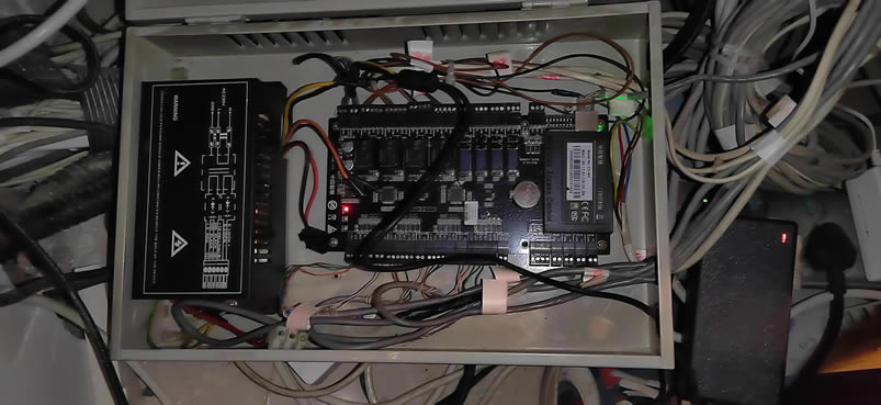 更換電源適配器后，主板的指示燈