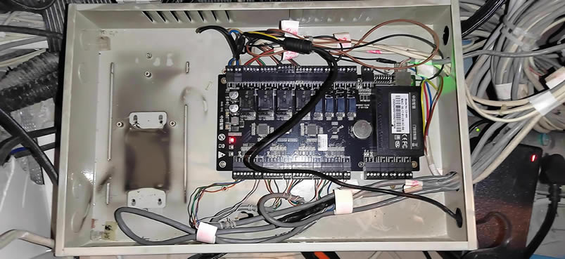拆掉出現故障的電源適配器后的主機