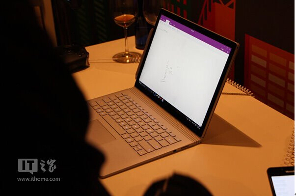 Windows10PӛSurface Book۵w